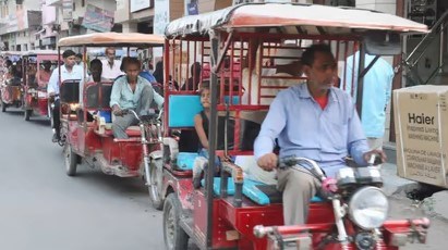 लखनऊ के मेट्रो रूट पर अब ई-रिक्‍शों की नो एंट्री, जानिए किन रास्‍तों पर नहीं मिलेगी ये सुविधा 